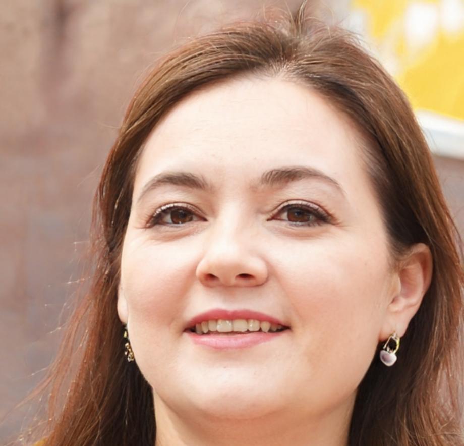 Retrato profesional de Esperanza Mendoza, experta en planificación financiera