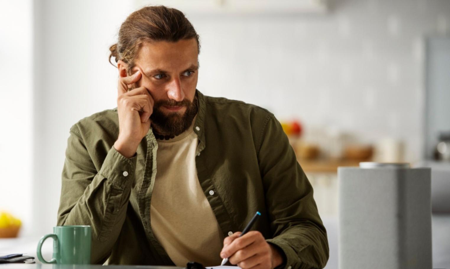 Persona planificando sus finanzas personales con documentos y calculadora